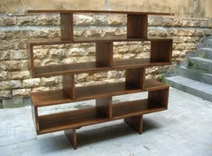Staggered display shelf