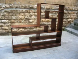 Low staggered shelf