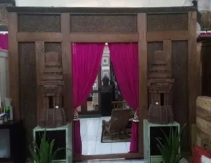 Dark carved door frame, reference DO17-10