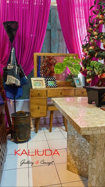 Scandinavian dressing table set and marble table at Kaliuda Gallery Bali