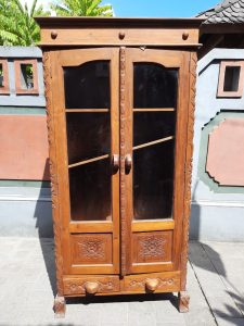 Lemari jati pintu kaca bevel ukir, furniture supplier Bali