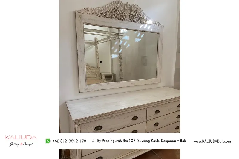 Buffet Wastafel & Carving Mirror at Bathroom for Private Residence in Sanur, Bali by Kaliuda Gallery